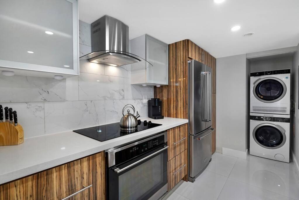The Queen B! Water & Skyline Views - Renovated *
