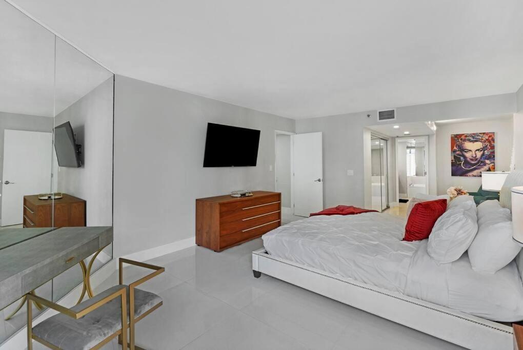 The Queen B! Water & Skyline Views - Renovated Apartment Miami