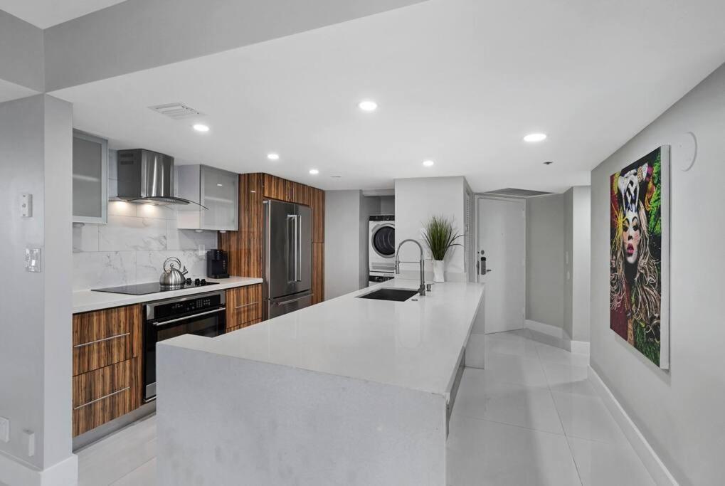 The Queen B! Water & Skyline Views - Renovated