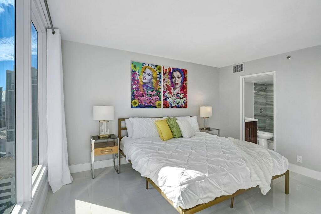 The Queen B! Water & Skyline Views - Renovated Apartment