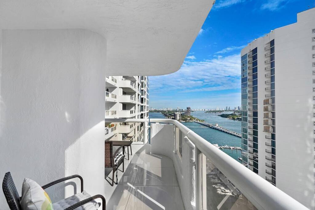 The Queen B! Water & Skyline Views - Renovated Apartment Miami