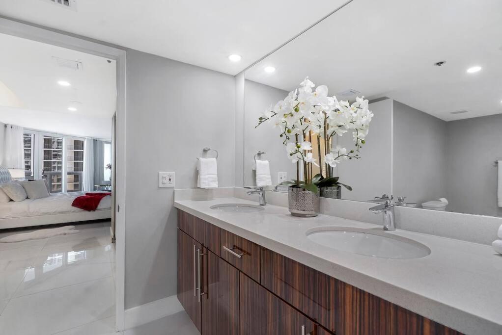 The Queen B! Water & Skyline Views - Renovated Miami