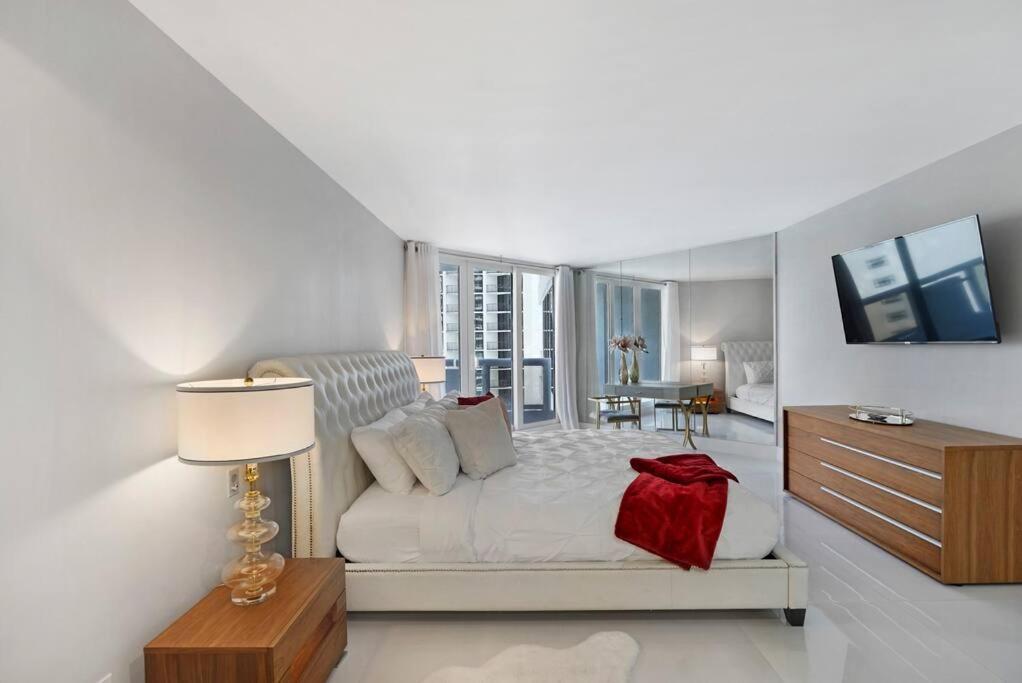 The Queen B! Water & Skyline Views - Renovated * Miami