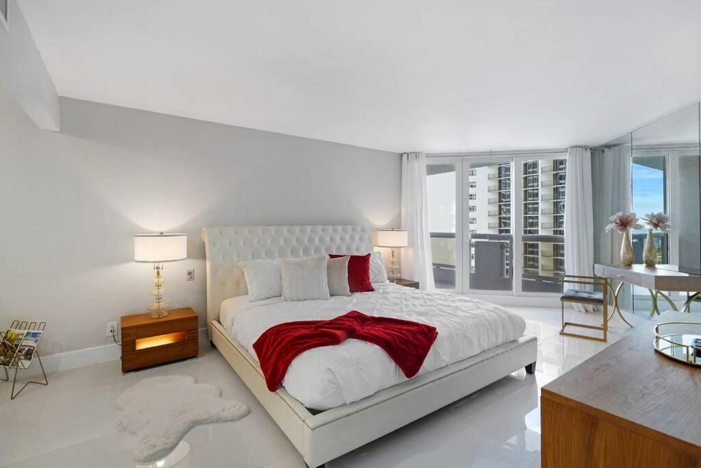 The Queen B! Water & Skyline Views - Renovated Apartment