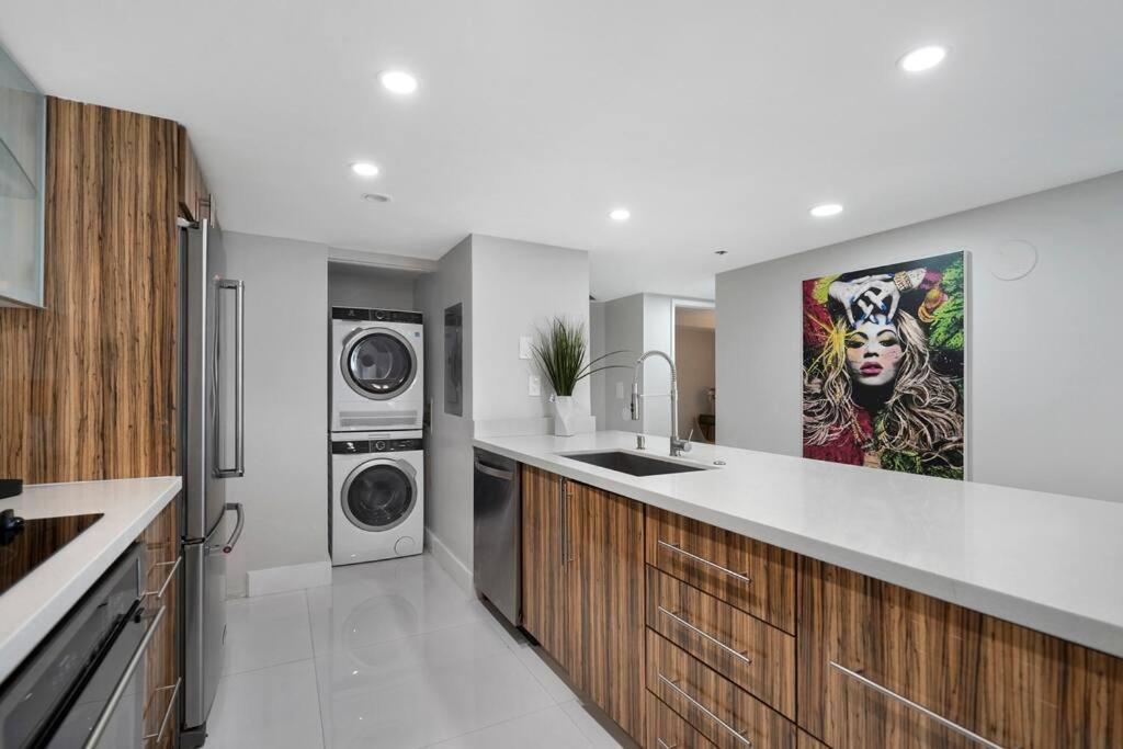 The Queen B! Water & Skyline Views - Renovated Apartment *