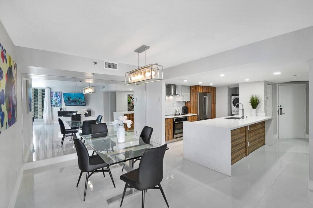 The Queen B! Water & Skyline Views - Renovated *