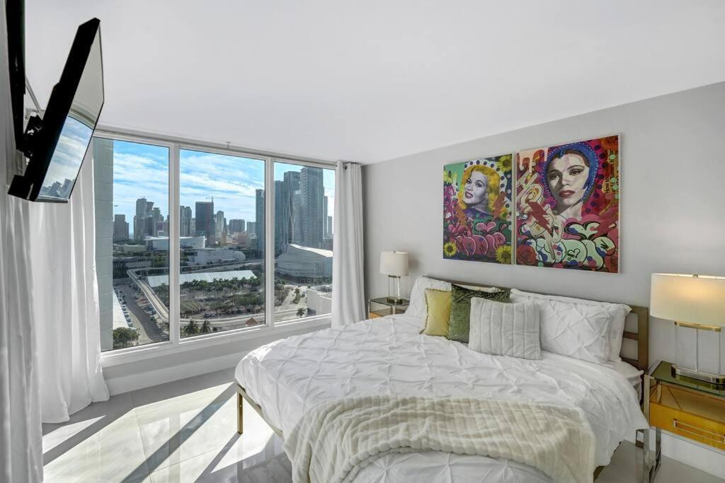 The Queen B! Water & Skyline Views - Renovated * Miami