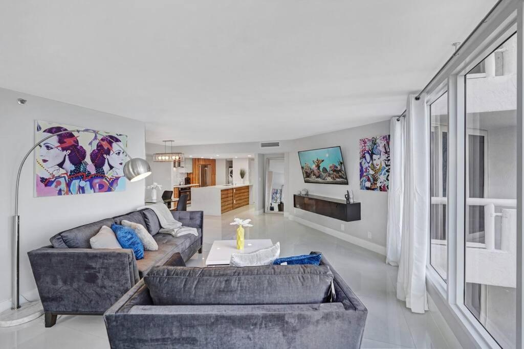 The Queen B! Water & Skyline Views - Renovated Apartment