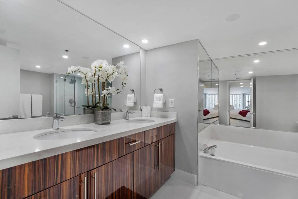 The Queen B! Water & Skyline Views - Renovated Apartment *