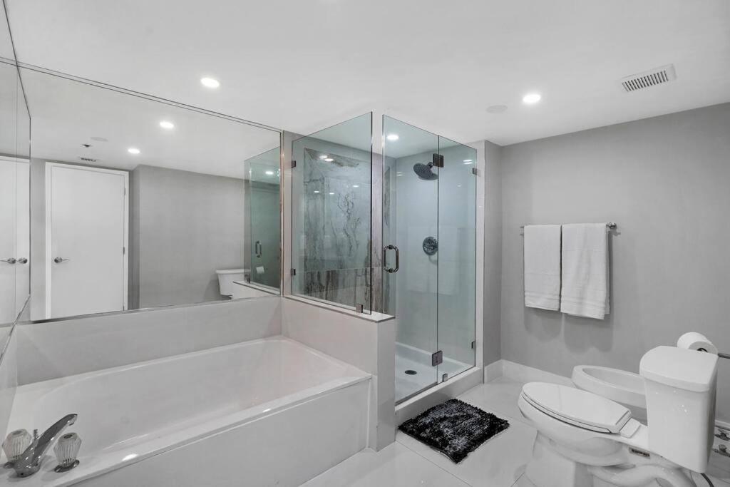 Apartment The Queen B! Water & Skyline Views - Renovated *
