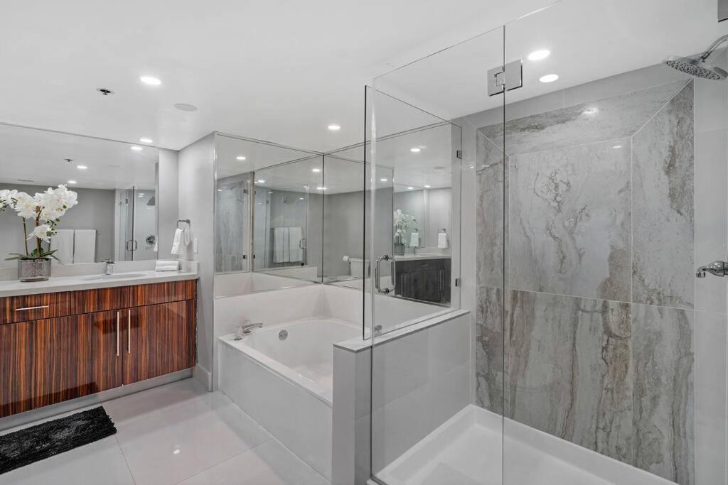 Apartment The Queen B! Water & Skyline Views - Renovated Miami