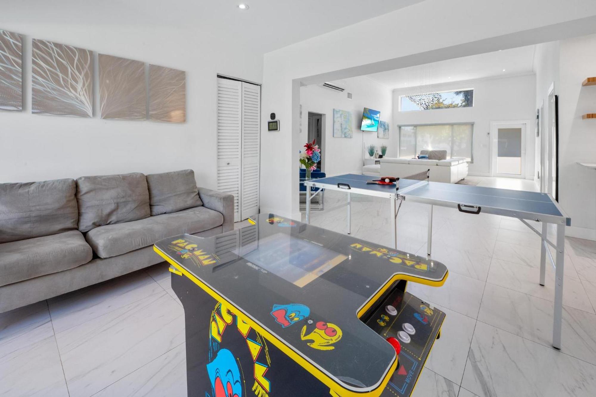 Hyperion - Luxurious 5b W Pool & Lounge Holiday home *