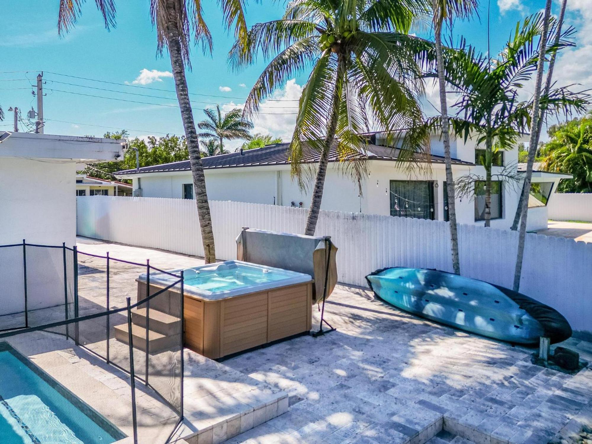 Hyperion - Luxurious 5b W Pool & Lounge Holiday home