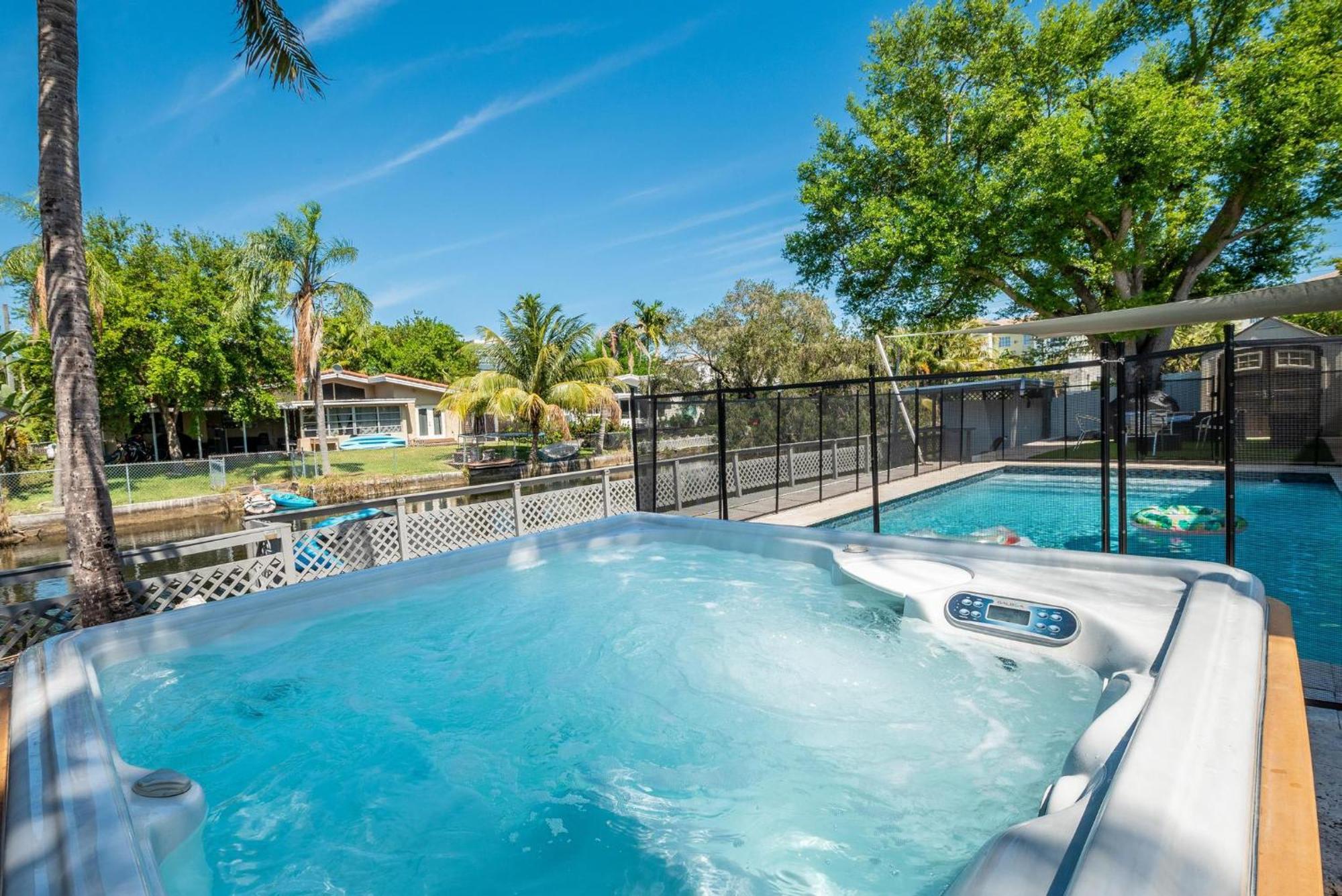 Hyperion - Luxurious 5b W Pool & Lounge Holiday home