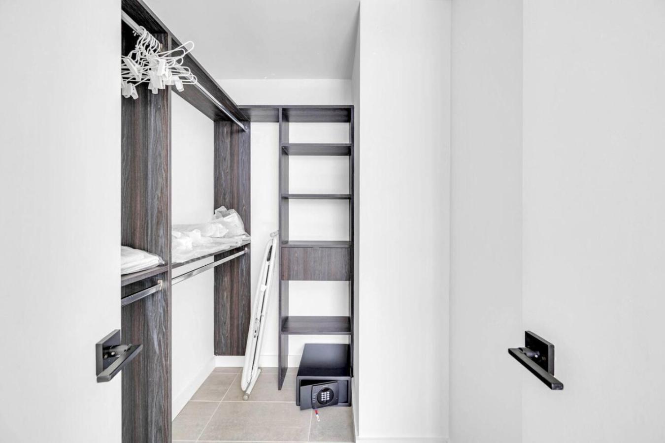 Stylish And Den Across From Bayside Apartamento *