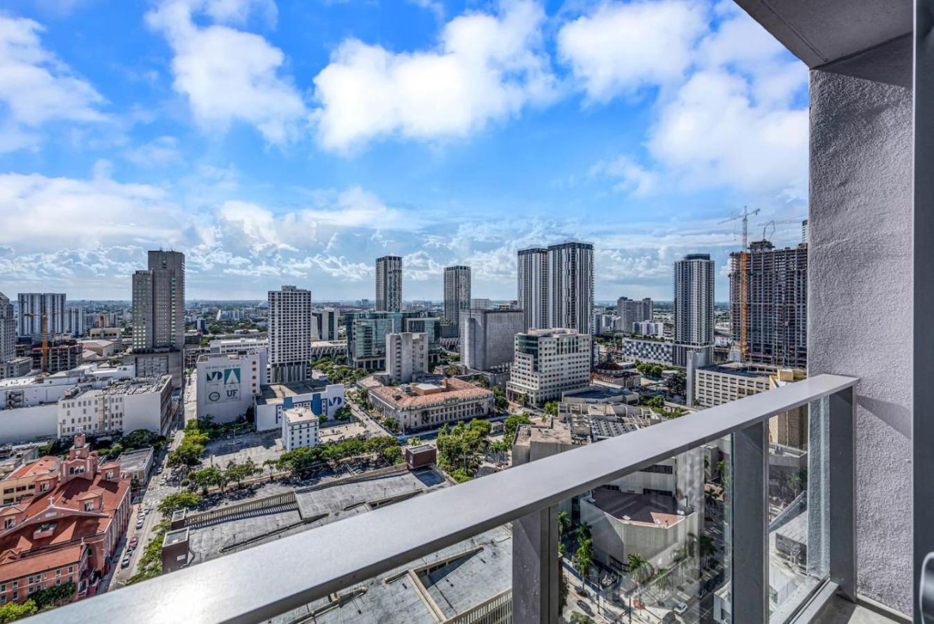 Apartamento Stylish And Den Across From Bayside