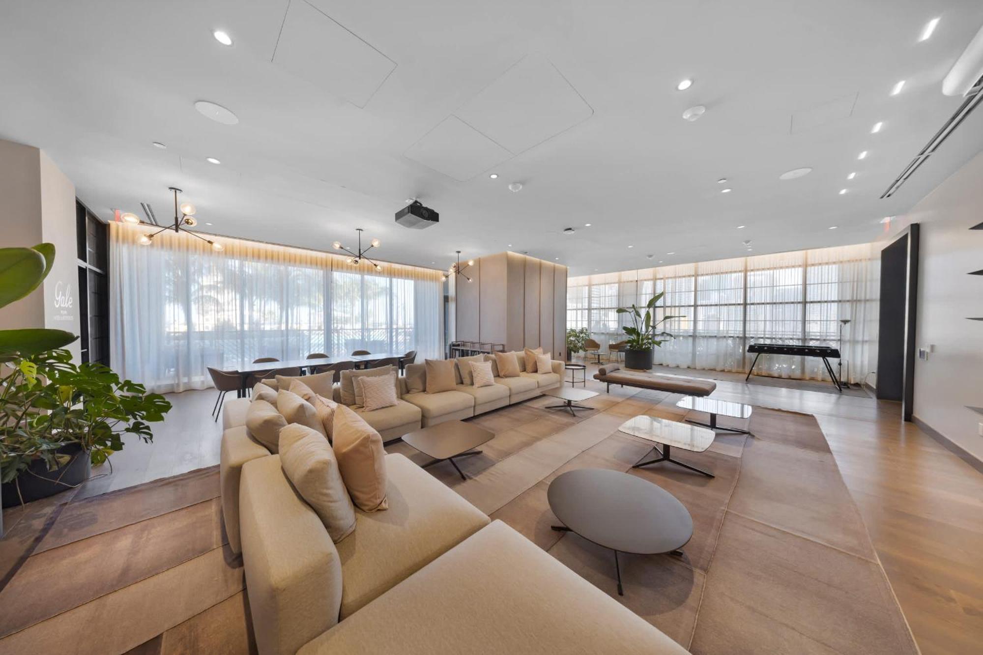 Luxury 1-br Ph With Breathtaking Downtown Views Apartment *