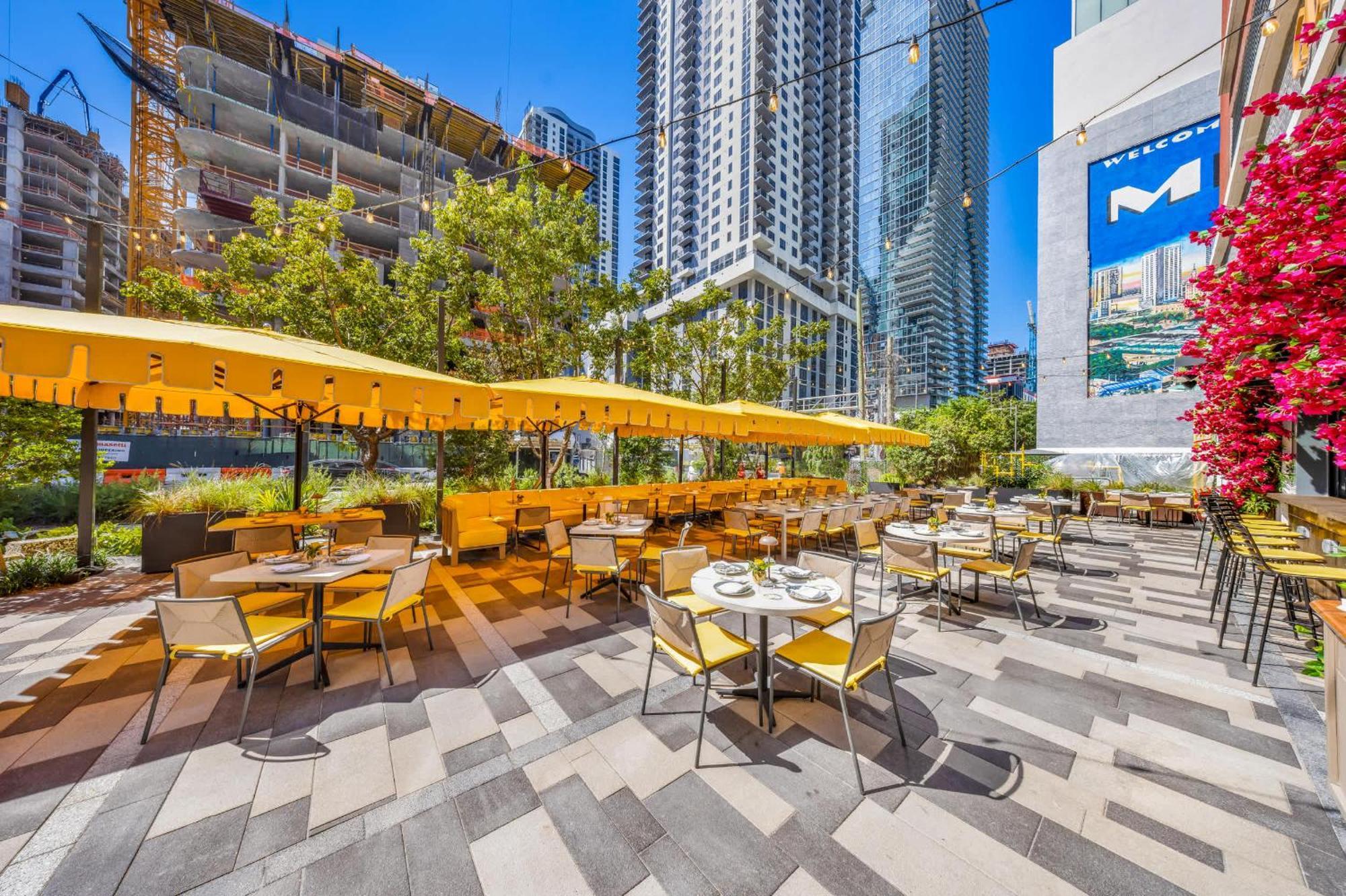 Skyline Escape Sleek 1br With Downtown Charm Apartment *
