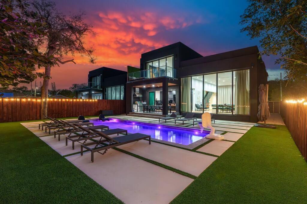 Casa de férias New Build Huge Open Heated Pool