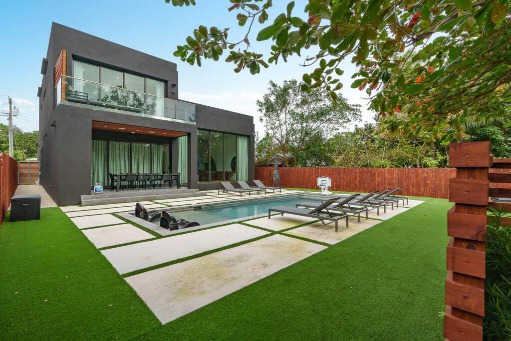 Casa de férias New Build Huge Open Heated Pool