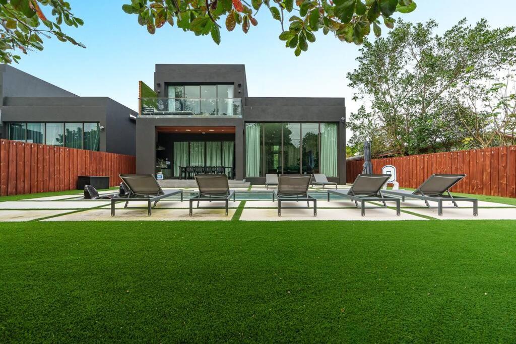 Casa de férias New Build Huge Open Heated Pool *