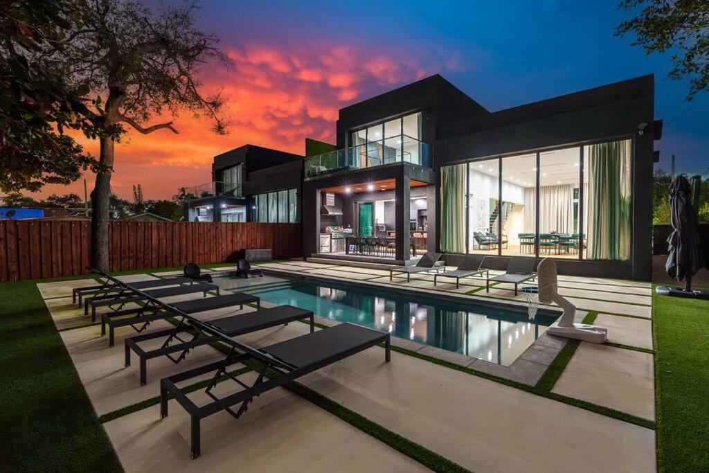 Casa de férias New Build Huge Open Heated Pool Miami