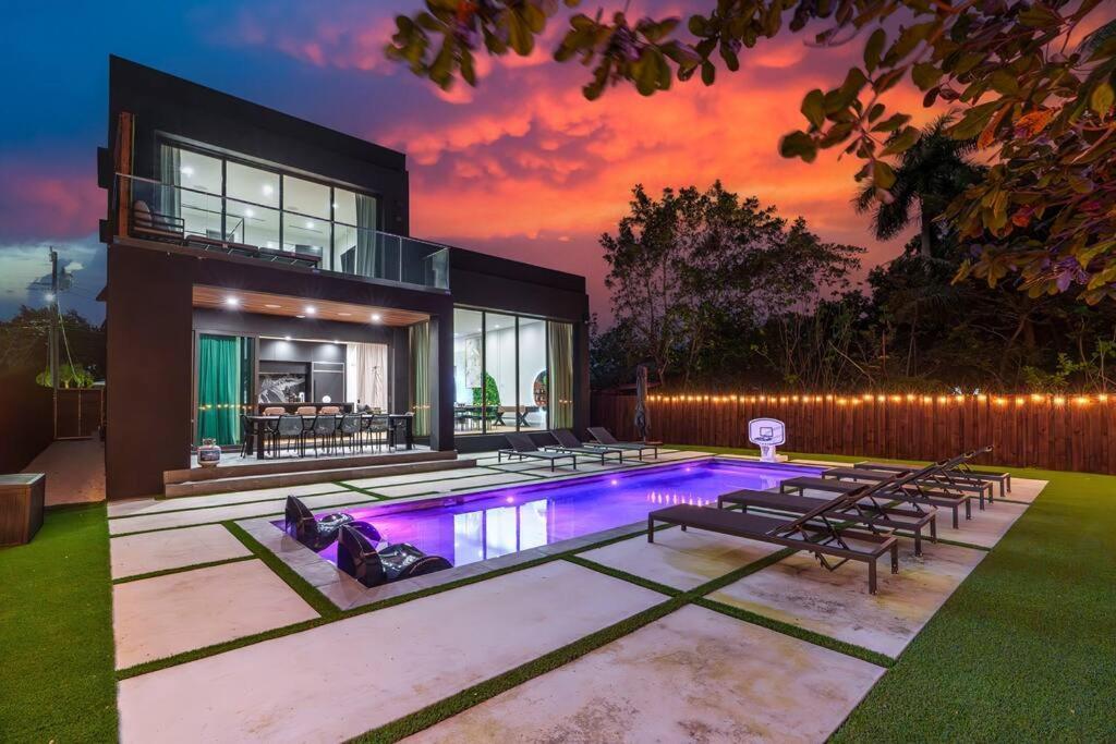 Casa de férias New Build Huge Open Heated Pool *