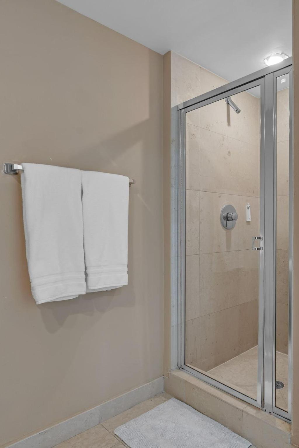 Moderne 2 Bed 2 Bath At The W