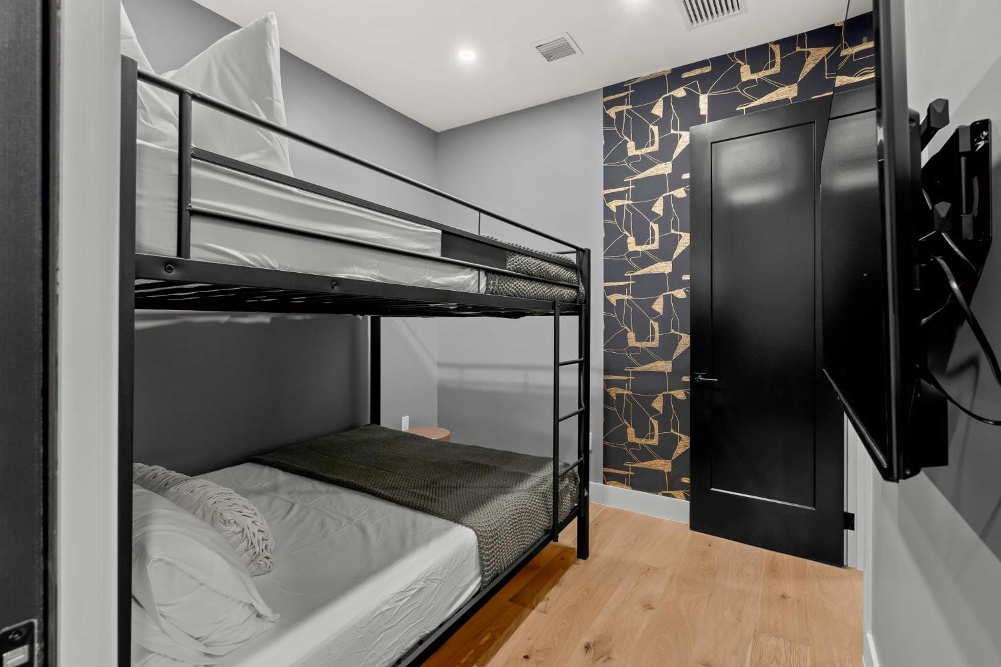 Stylish New W Heated Pool Maximalist Holiday home