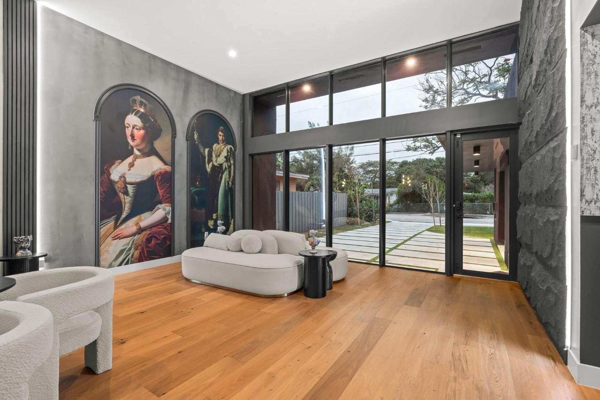 Stylish New W Heated Pool Maximalist Holiday home *
