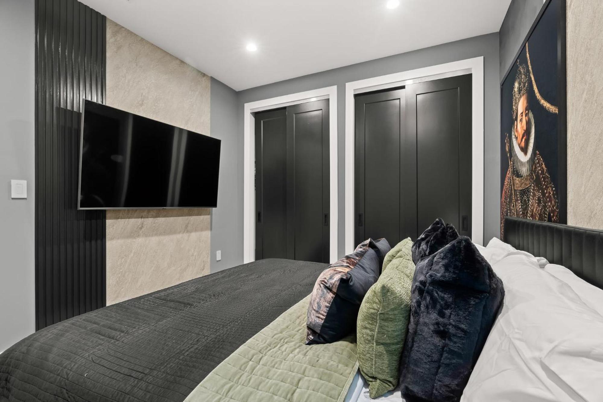 Stylish New W Heated Pool Maximalist Holiday home *
