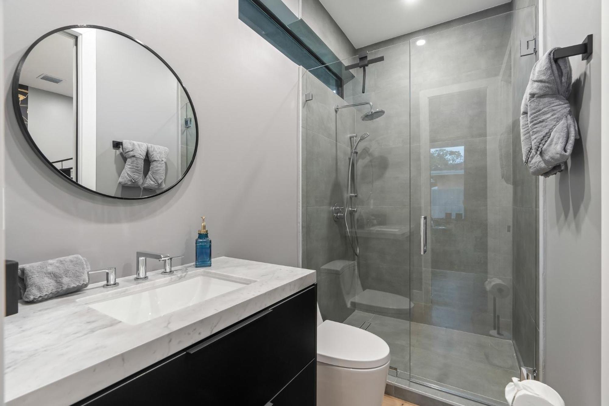 Stylish New W Heated Pool Maximalist Holiday home *