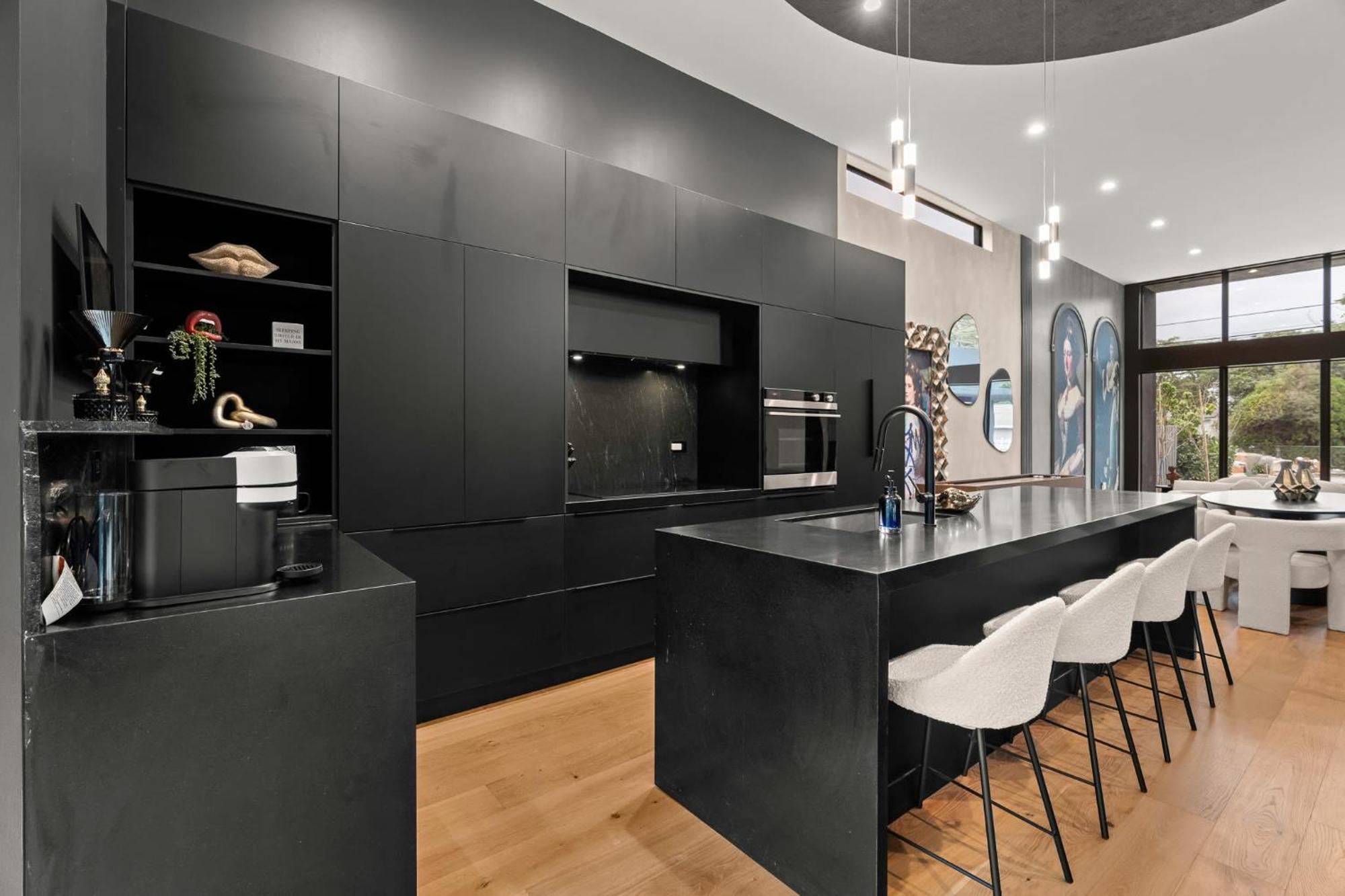 Stylish New W Heated Pool Maximalist Holiday home *