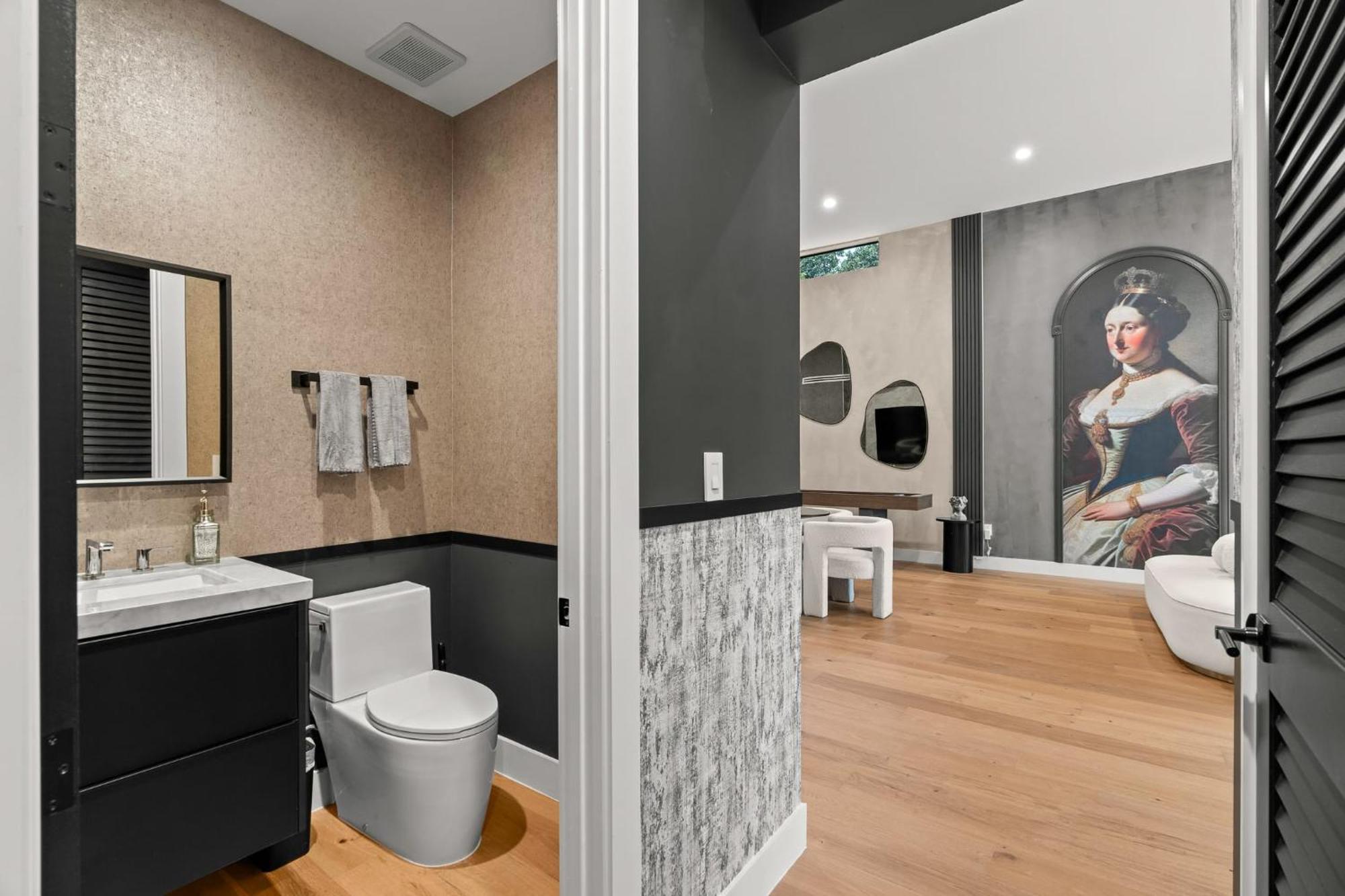 Stylish New W Heated Pool Maximalist Holiday home