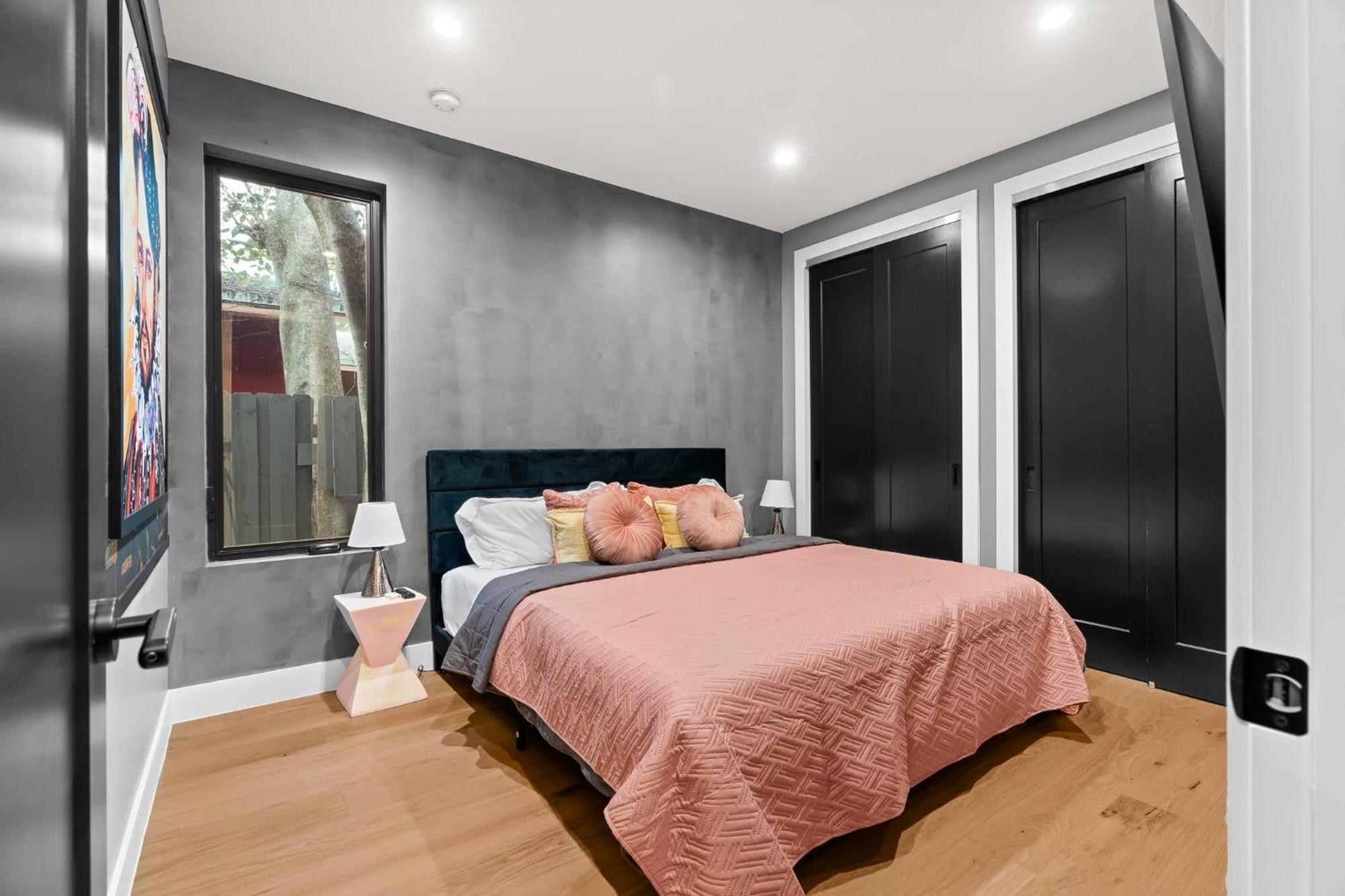 Stylish New W Heated Pool Maximalist Holiday home *