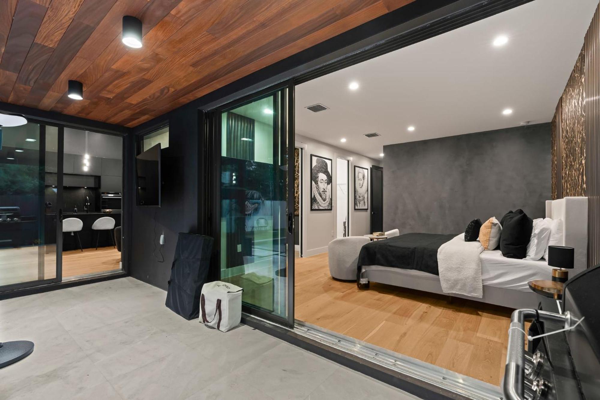 Stylish New W Heated Pool Maximalist Holiday home
