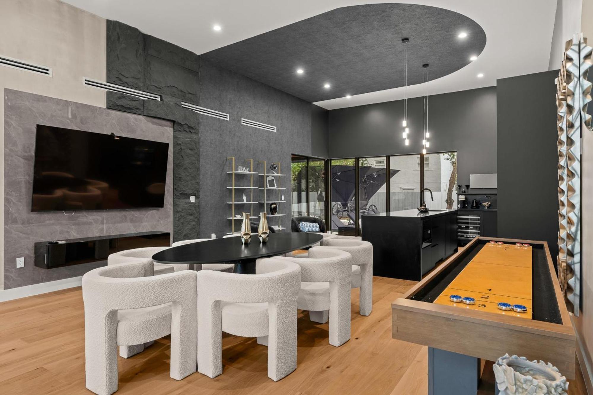 Stylish New W Heated Pool Maximalist Holiday home *