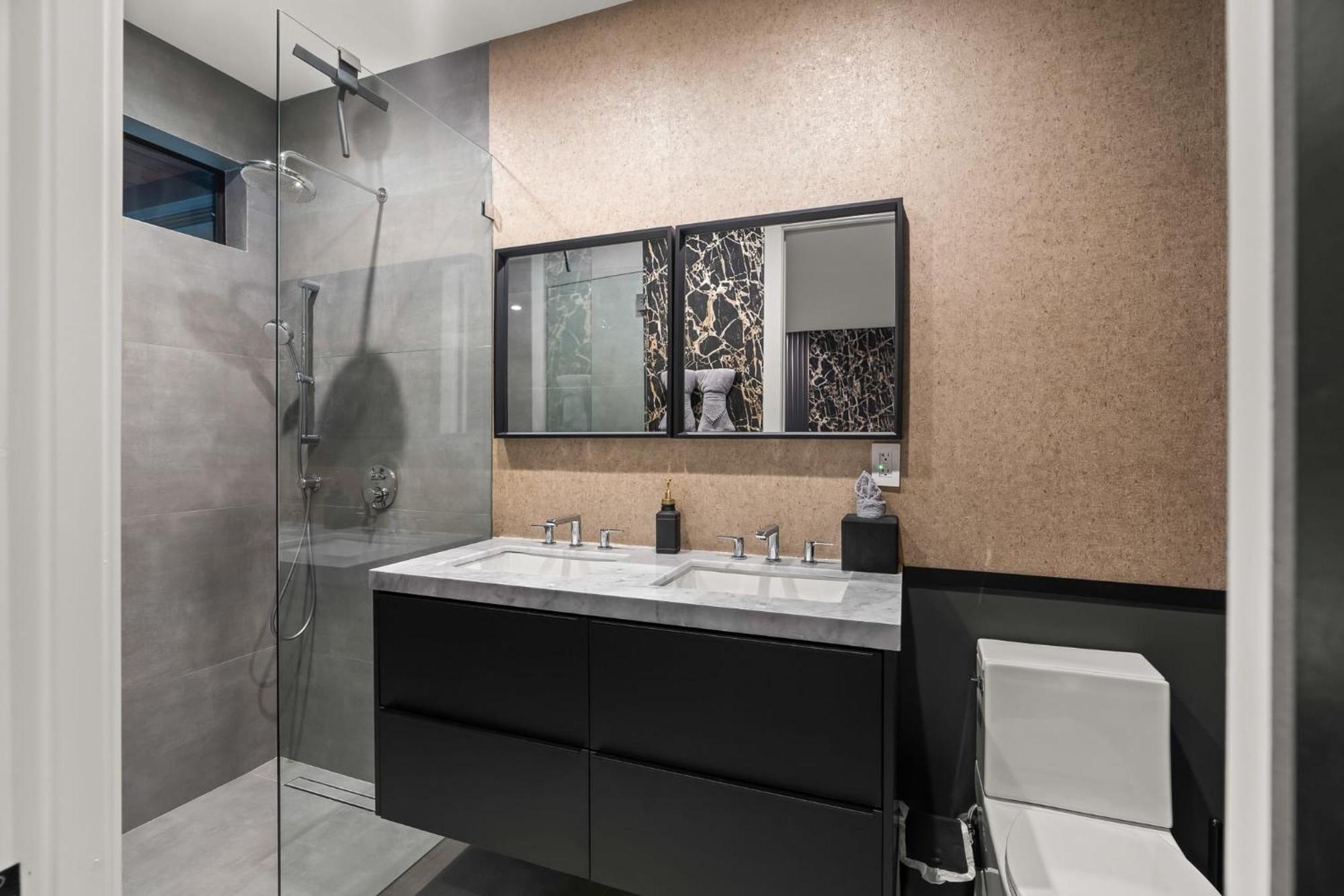 Stylish New W Heated Pool Maximalist Holiday home