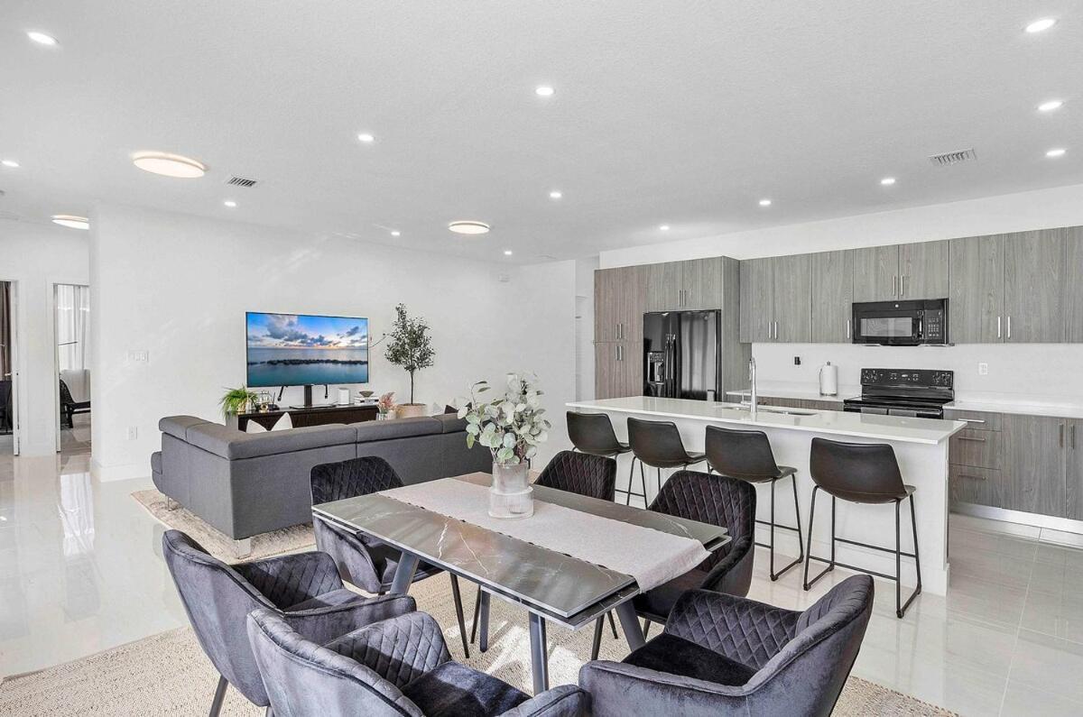 Avi Lux Iiii Guest house Miami