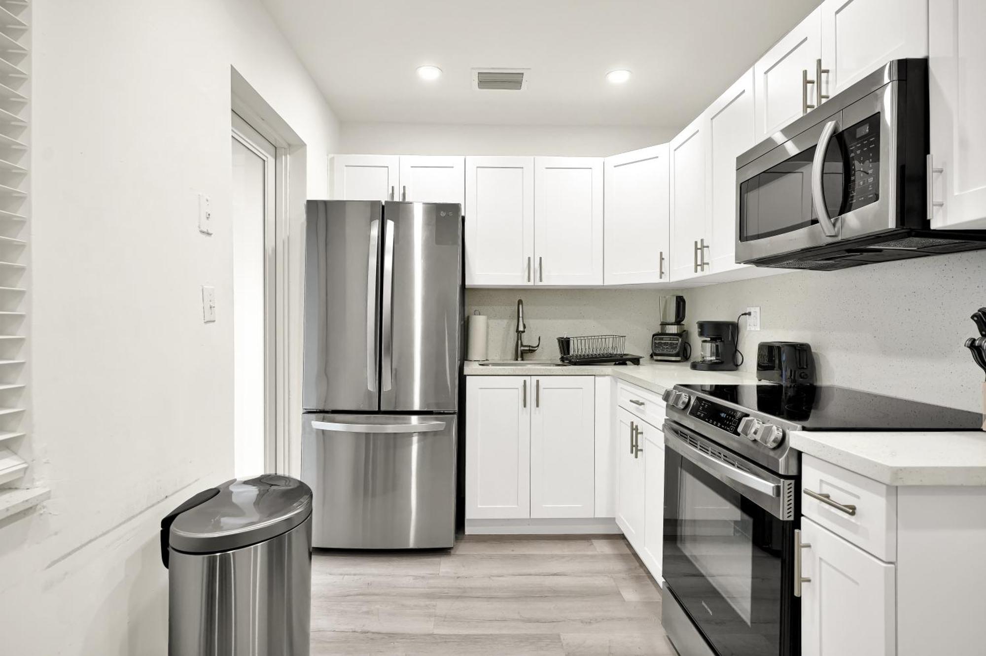Koze 2 Bedroom With King And Queen Beds, Near Everything Trendy