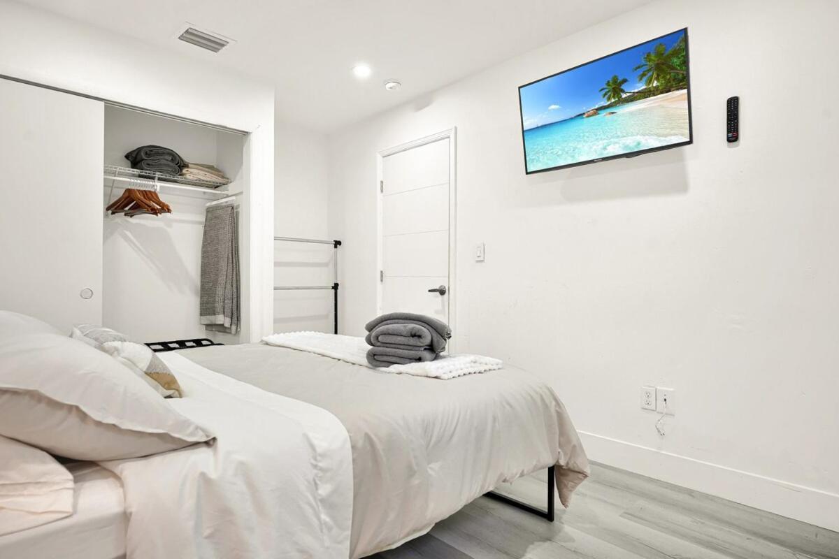 Koze 2 Bedroom With King And Queen Beds, Near Everything Trendy *