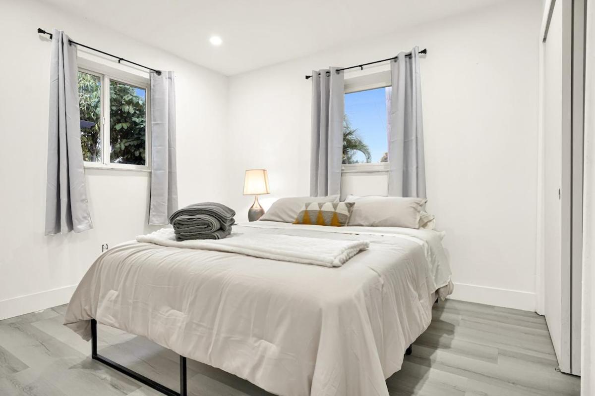 Koze 2 Bedroom With King And Queen Beds, Near Everything Trendy Holiday home