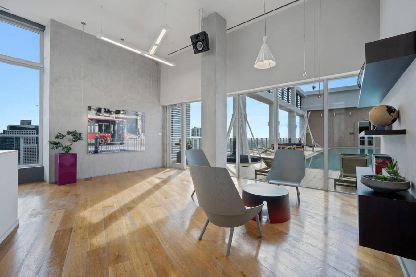 Art-filled Loft 180 Views, Rooftop Pool, Parking Holiday home *
