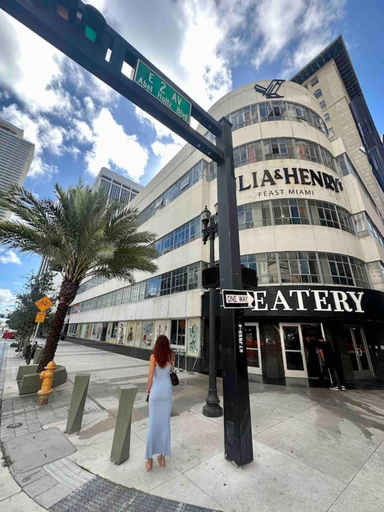 Art-filled Loft 180 Views, Rooftop Pool, Parking Miami