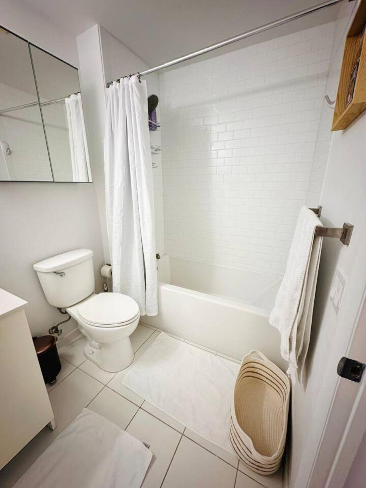 Art-filled Loft 180 Views, Rooftop Pool, Parking * Miami