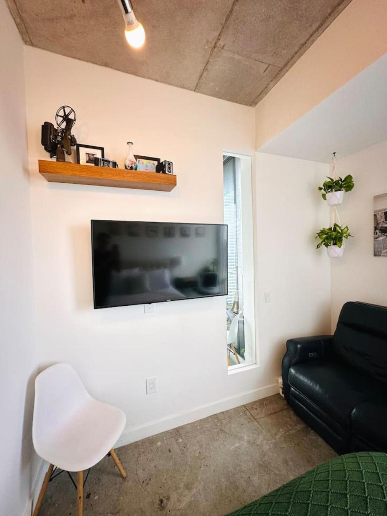 Art-filled Loft 180 Views, Rooftop Pool, Parking Holiday home