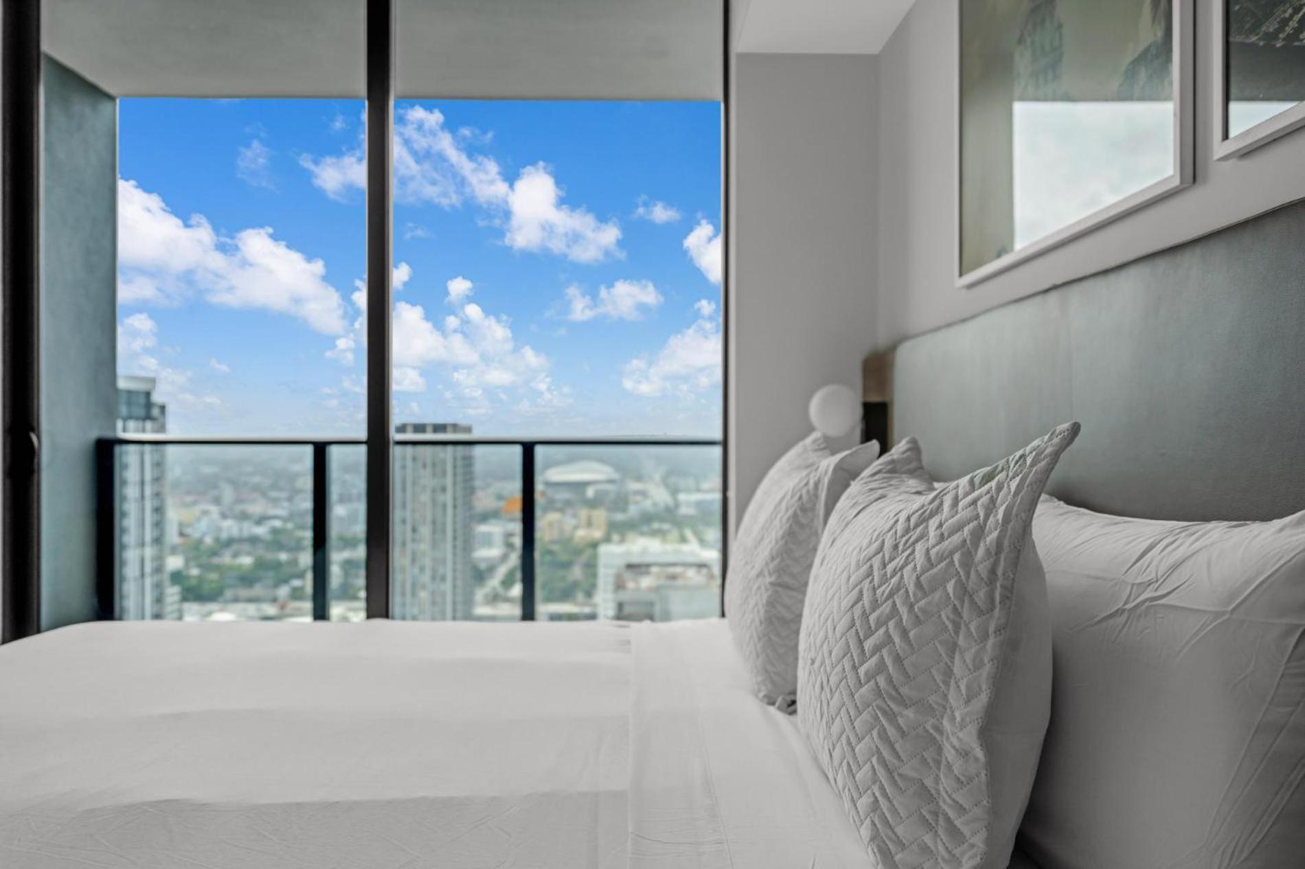 Modern 1br With Breathtaking Views Heart Of Downtown *