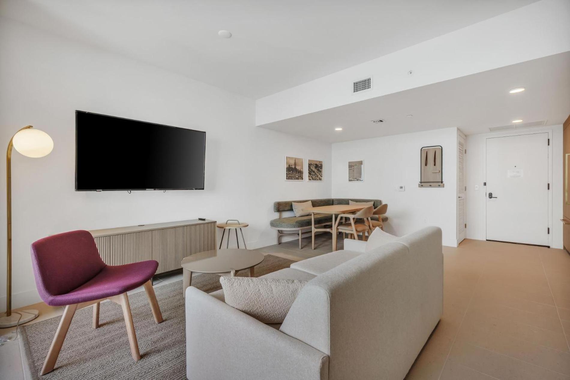 Modern 1br With Breathtaking Views Heart Of Downtown