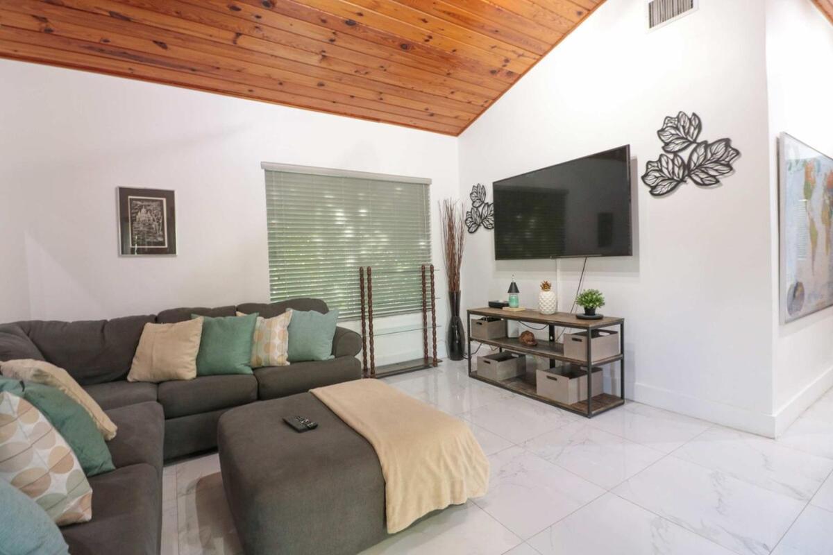 Rustic Modern Retreat - 4br Open Concept Villa