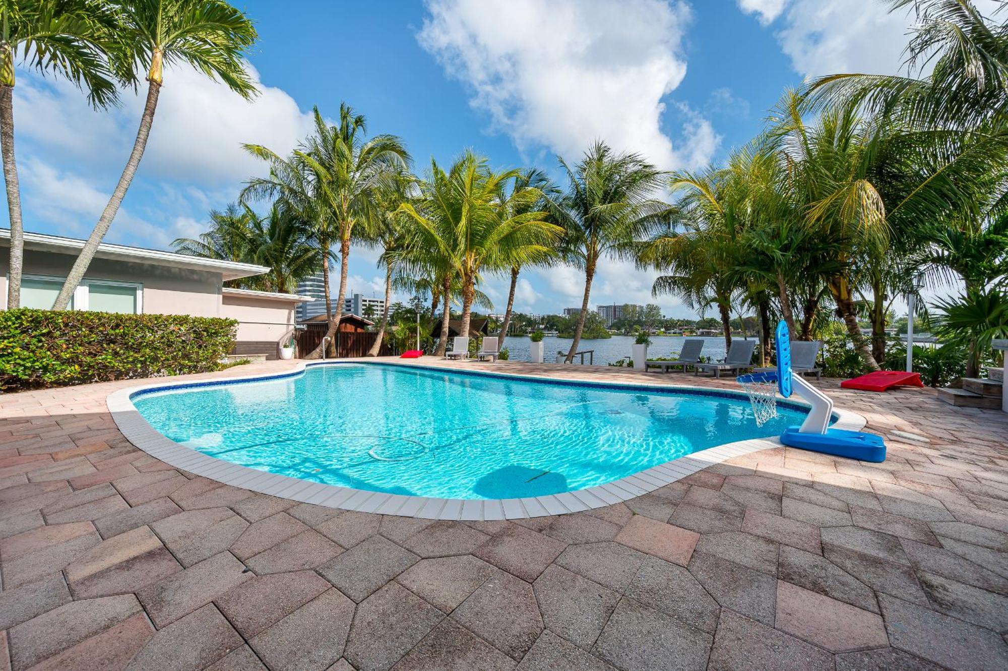 Tropical Waterfront Family Oasis - Amazing Location Holiday home *
